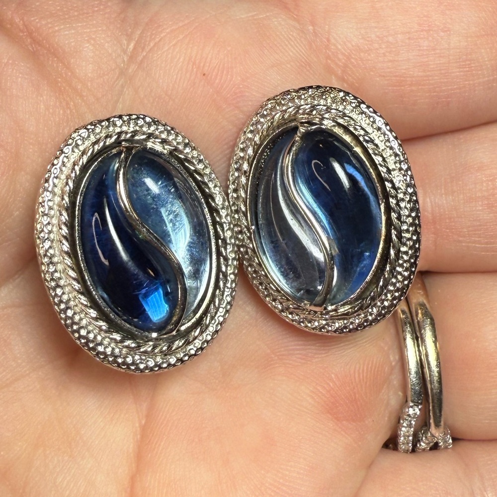Vintage 60’s Emmons Silver Tone Blue Lucite Cabochon Clip-On Earrings - Picture 4 of 11